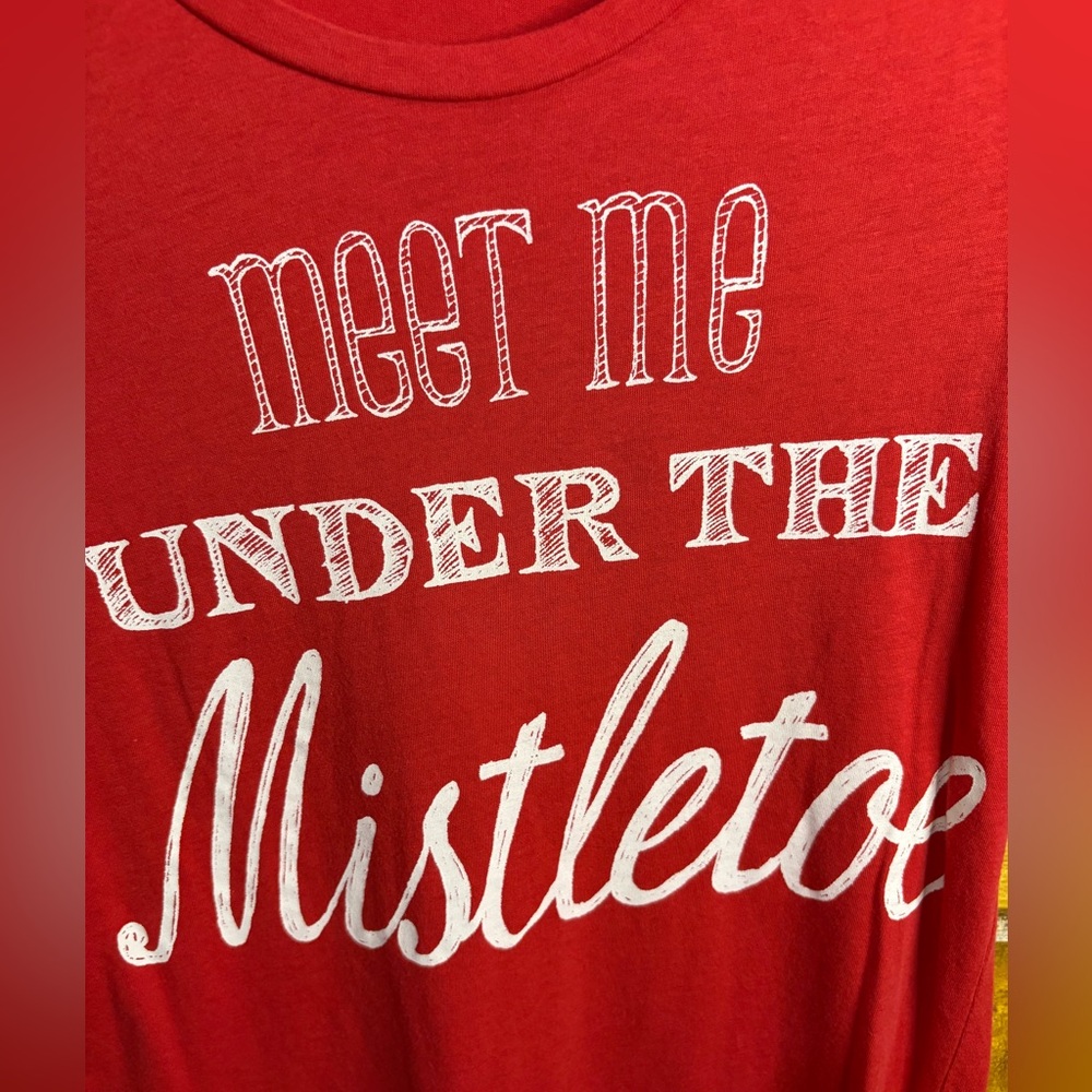 Christmas Forever 21 Red Graphic Tee - Meet Me Under the Mistletoe size small - Picture 2 of 4
